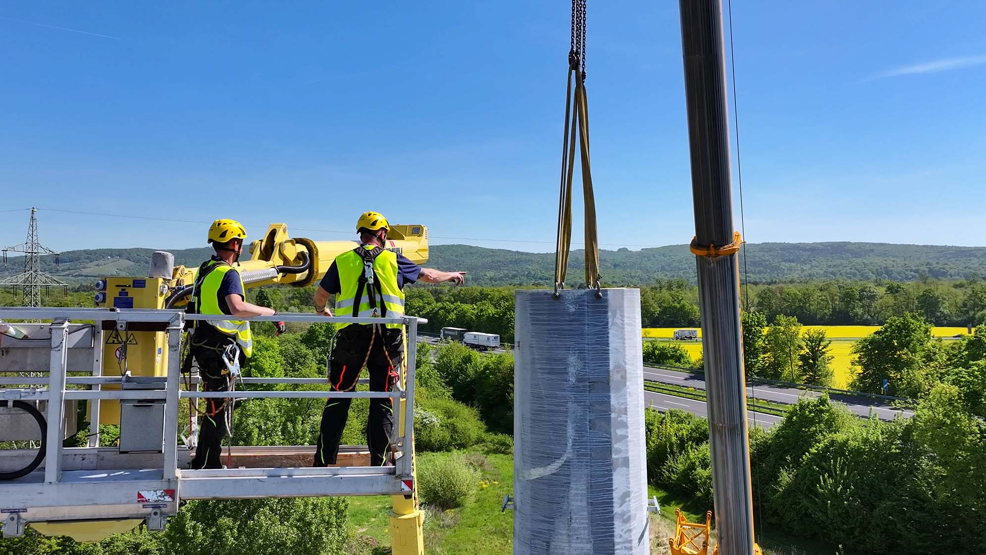 Erster POLYGON-Mast erfolgreich errichtet