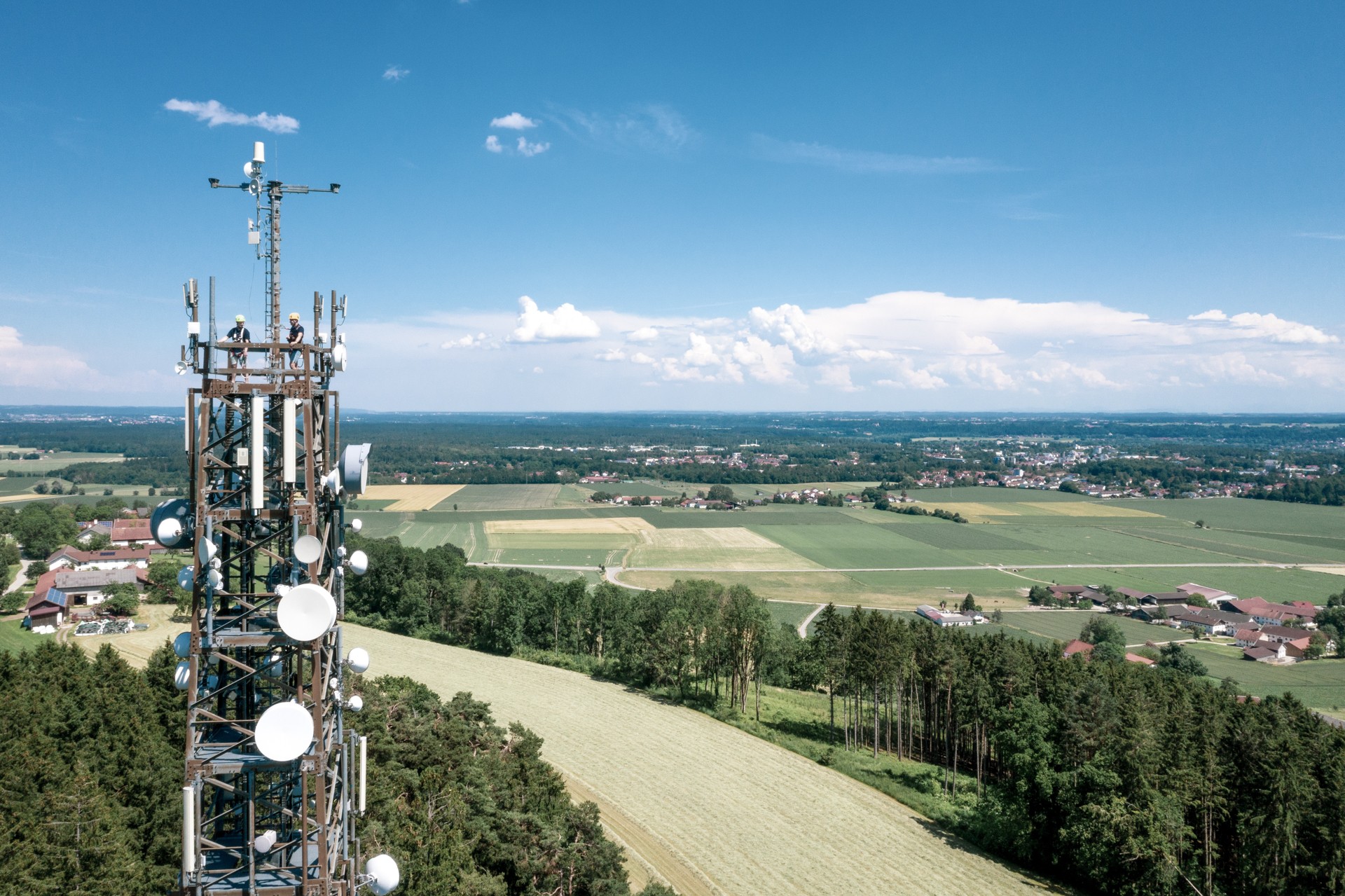 ABEL Richtfunkmasten zwischen Feldern aus Vogelperspektive