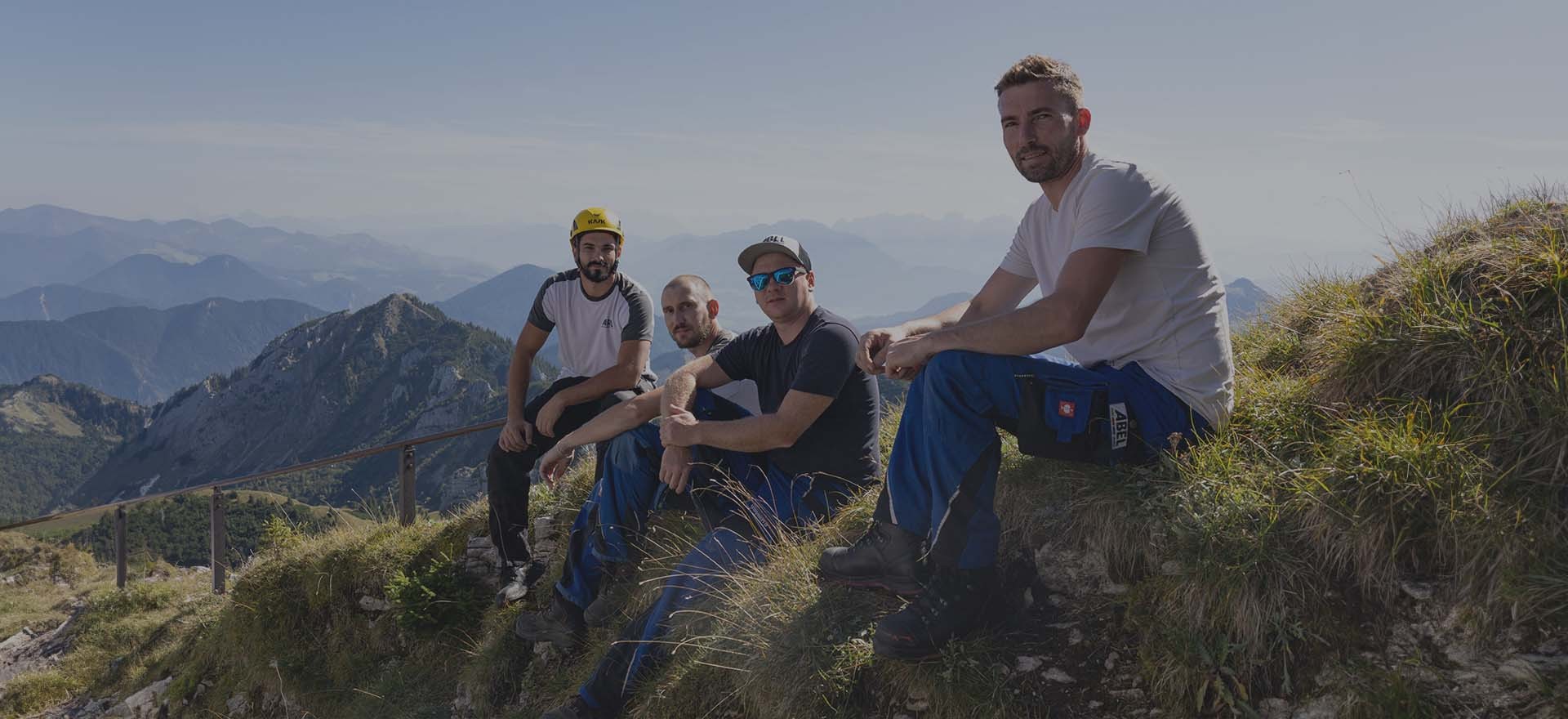 Abel Mobilfunk Monteure Sitzen Auf Einem Berg Im Hintergrund Das Alpenpanorama Schwarz