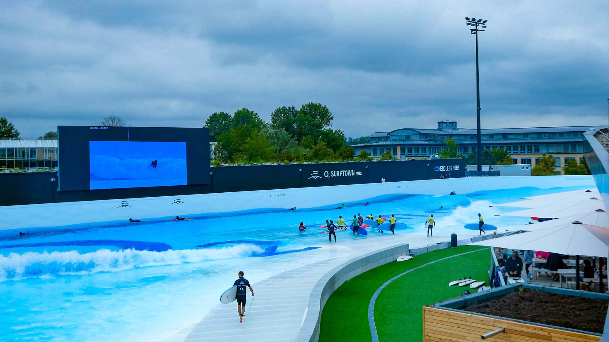 O₂ SURFTOWN: Mehr als nur Wellen surfen